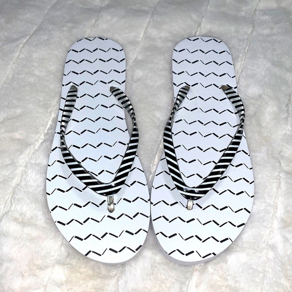 Black and White flip flops - Picture 1 of 3